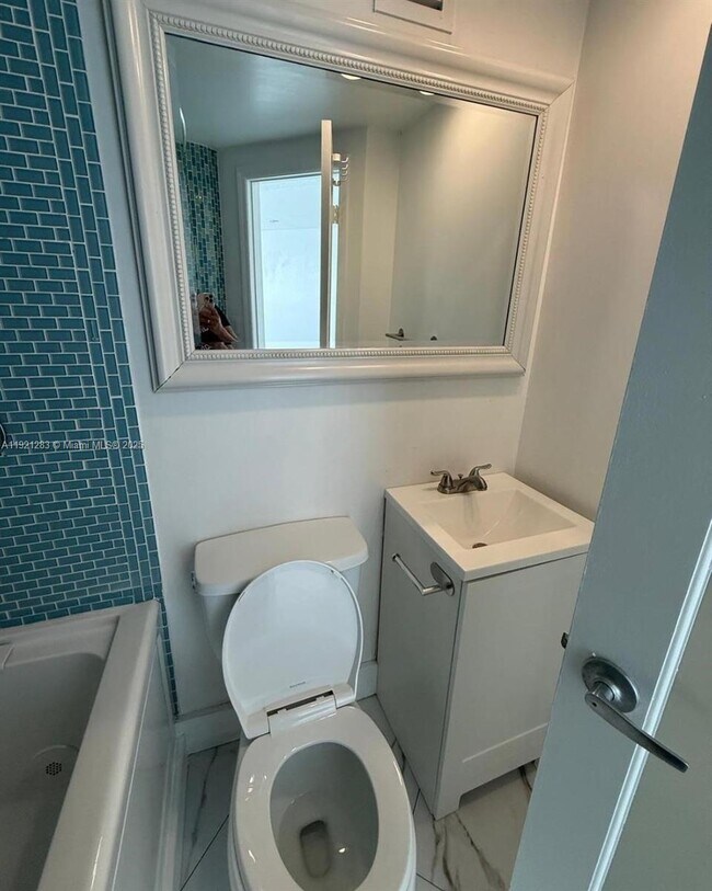 Building Photo - 905 Brickell Bay Dr