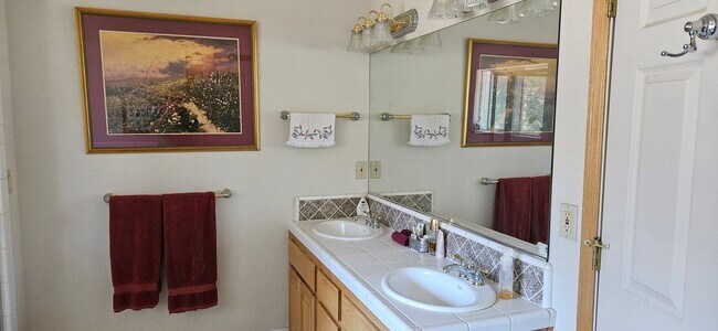 Building Photo - Large furnished mountain home walking distance to the river --- Available October 1