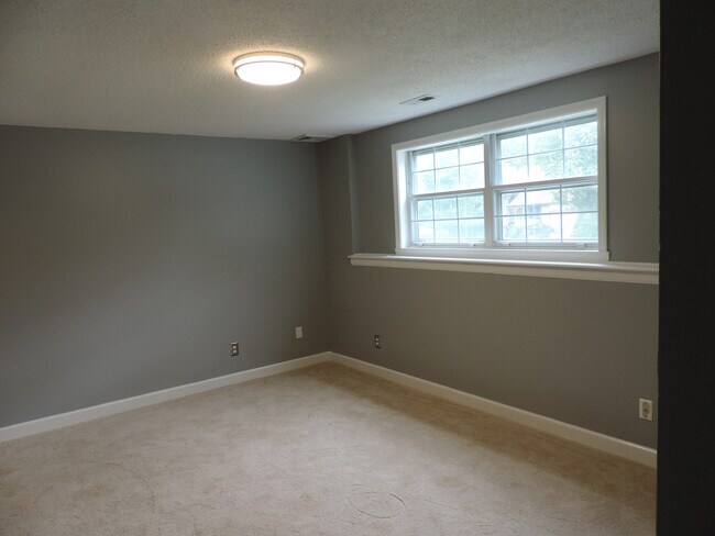 Building Photo - A Spacious 3 Bedroom Home in a Great Locat...