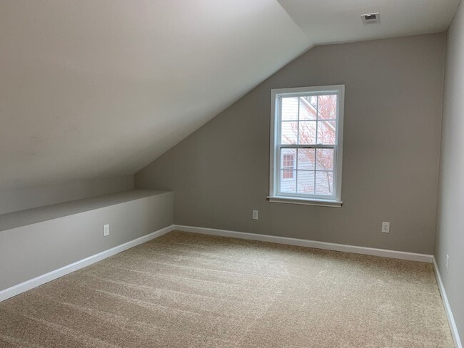 Building Photo - 5 Bed | 3.5 Bath House with Finished Basem...