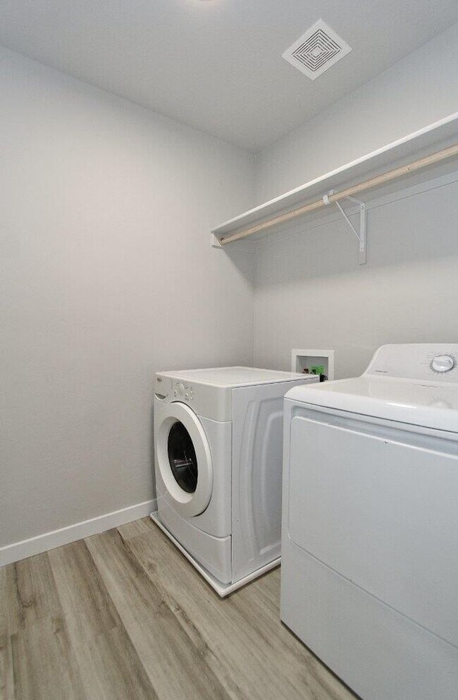 Building Photo - Clean Home in Quiet Neighborhood