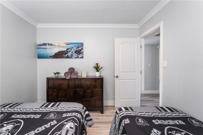 Building Photo - 2419 E Vegas Valley Dr