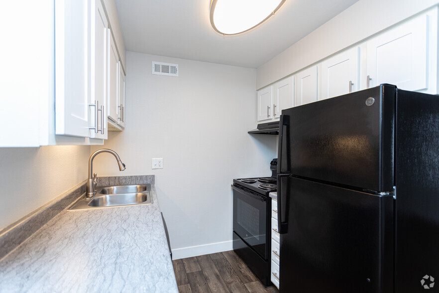 1BR, 1BA - 600SF - Kitchen - Holladay On Ninth