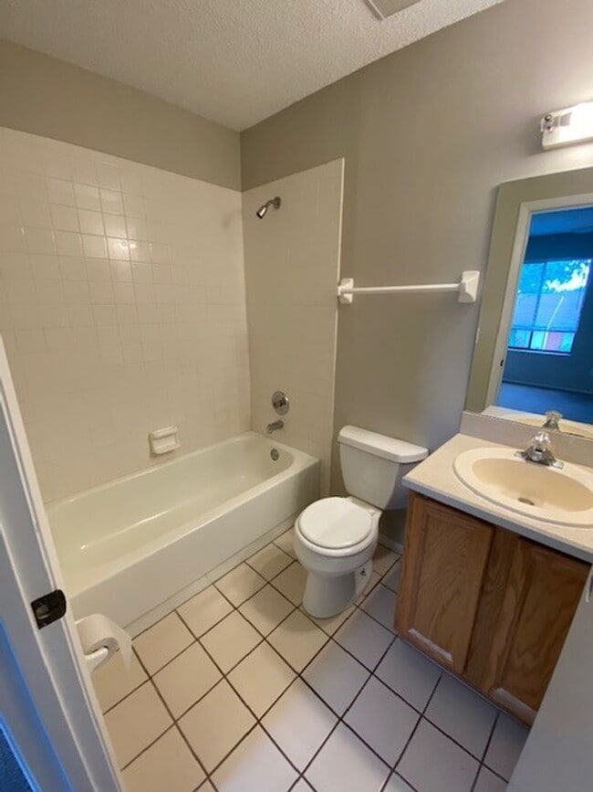 Building Photo - Daytona Beach 2/2.5 townhome