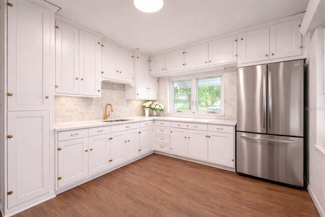 Building Photo - 403 E Johnson Ave