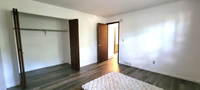 Building Photo - 2 BR Duplex in Convenient Neighborhood - PET FRIENDLY