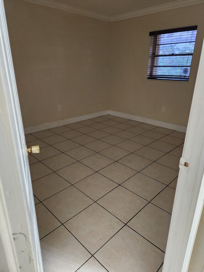 Building Photo - 9950 N Kendall Dr