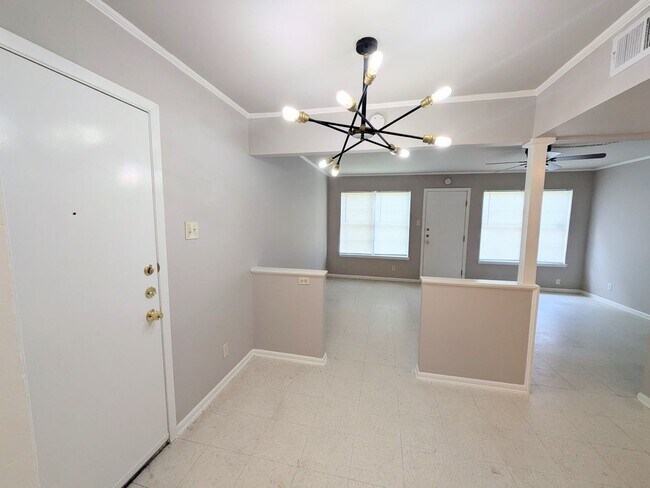 Building Photo - 501/503 Southtrail Dr