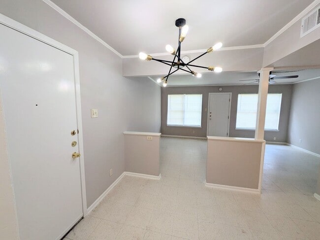 Building Photo - Southtrail Dr 501/503