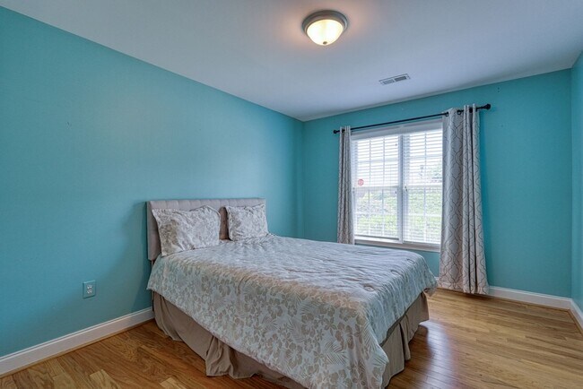 Building Photo - 210 Rivermill Ct