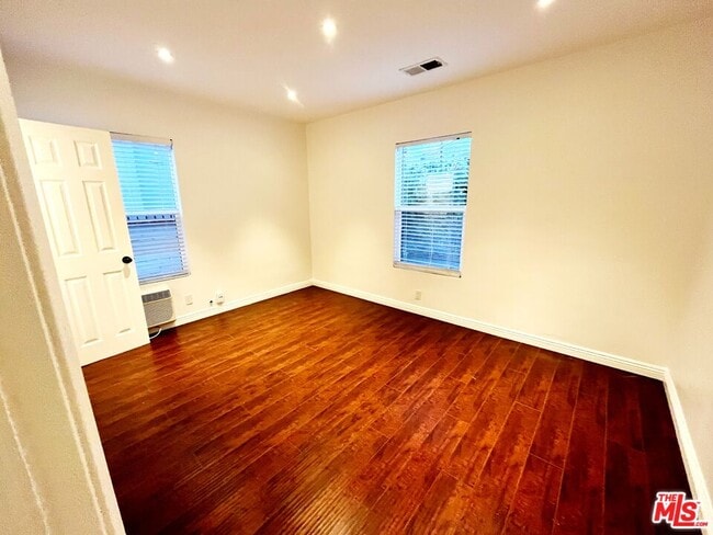 Building Photo - 14744 Magnolia Blvd