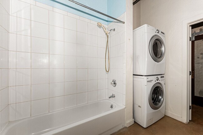 Building Photo - 2 Bedroom Condo Available In West Clawson Lofts!