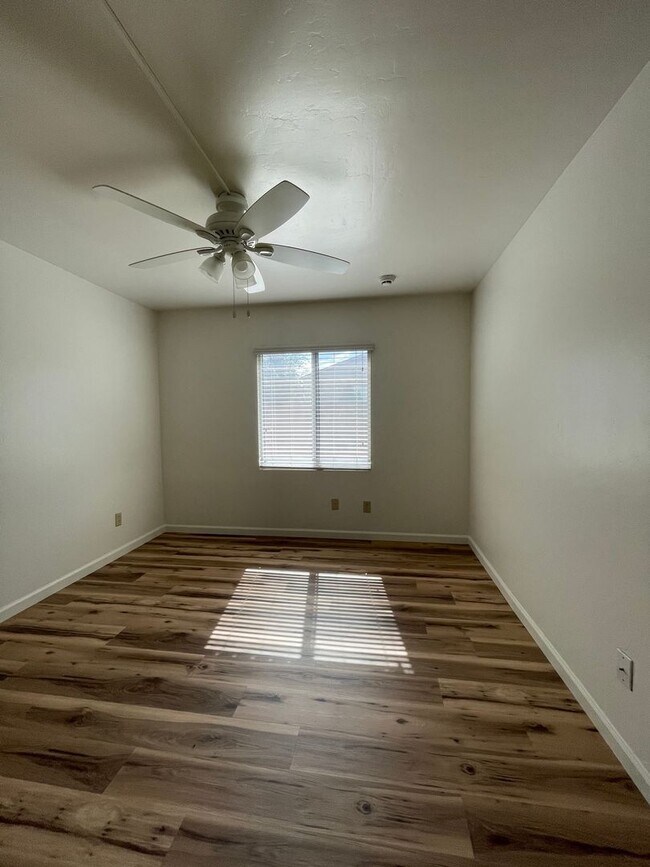 Building Photo - Two Bedroom Ground Floor Condo Near Presco...