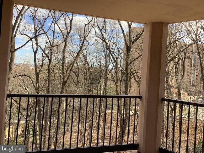 Building Photo - 5901 Mt Eagle Dr