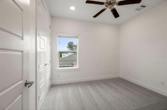 Building Photo - 406 Yale Oaks Ln
