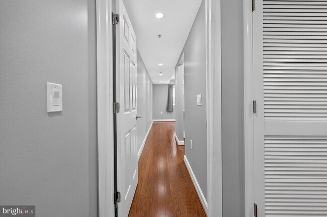 Building Photo - 4189 S Four Mile Run Dr