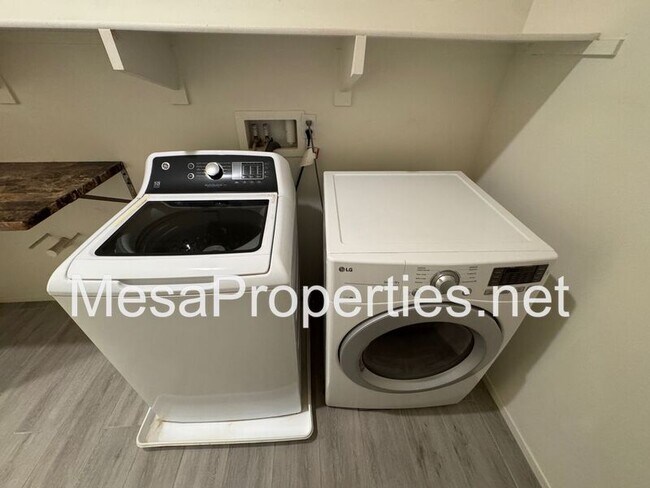 Building Photo - 3134 E La Avenida Dr