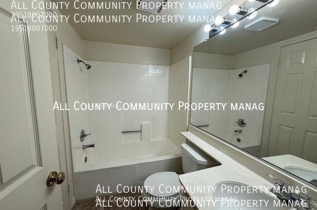 Building Photo - 2277 Oak Ave