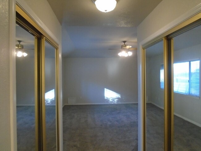 Building Photo - NW - CUSTOM HOME WITH POOL!!