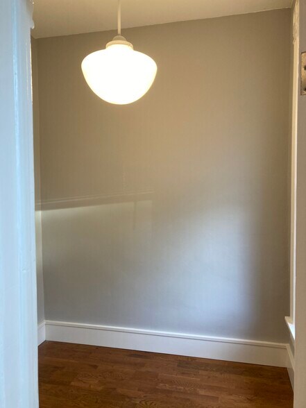 Building Photo - 1102 N Wolcott Ave