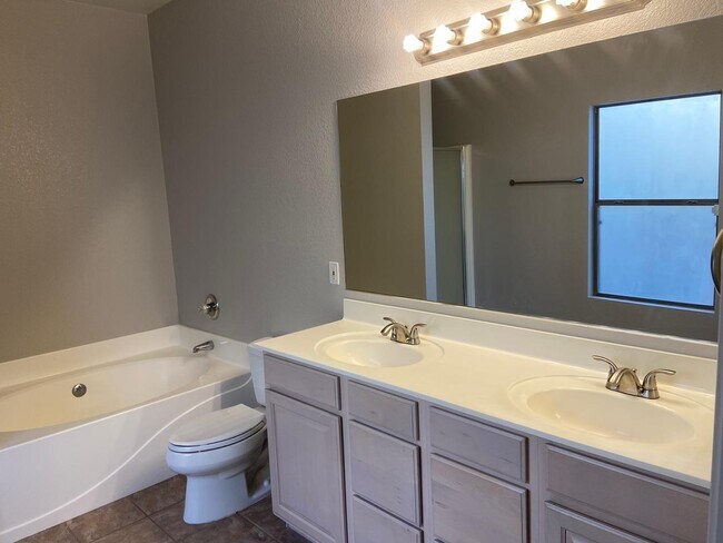 Building Photo - 1330 E Pedro Rd