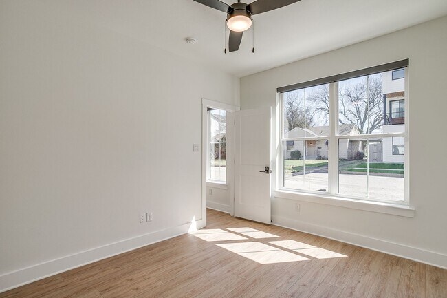 Building Photo - 2322 Benbrook Blvd