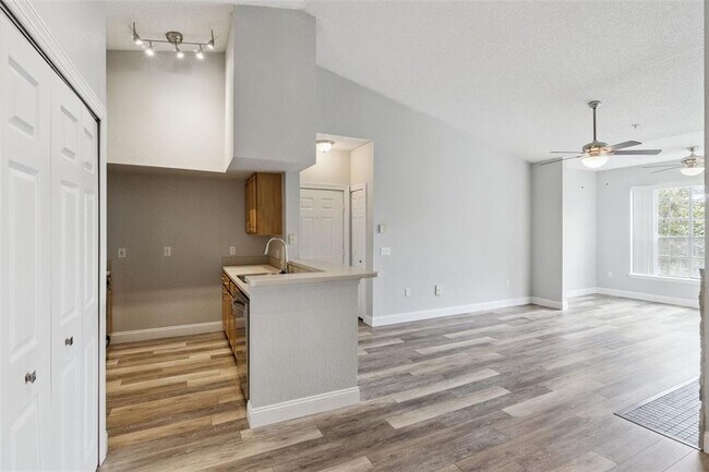 Building Photo - 13015 Plantation Park Cir