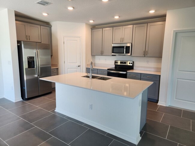 Building Photo - Beautiful 2 story 4 bedroom, 2.5 bathroom
