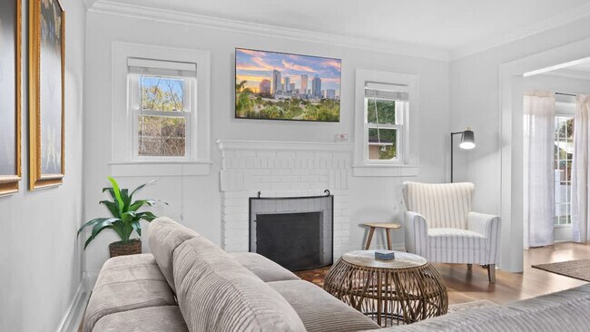 Building Photo - 720 1/2 West Woodlawn Avenue-SI ID1271939P