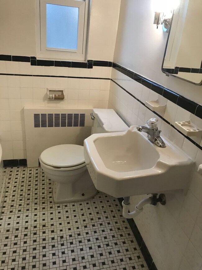 Building Photo - Spacious 1 Bedroom in Bellevue!