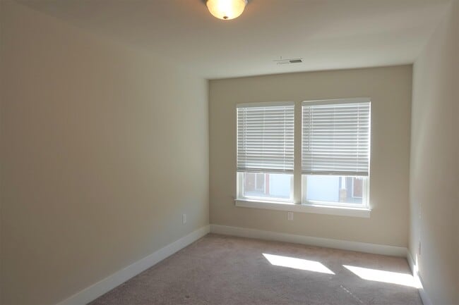 Building Photo - 17 Timber Oak Way