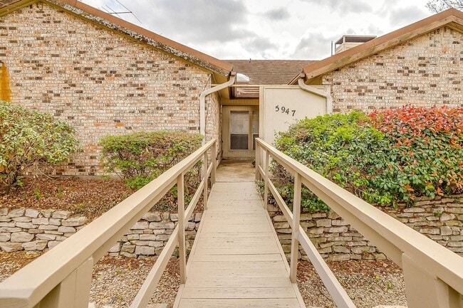 Building Photo - 5947 Chimney Wood Cir