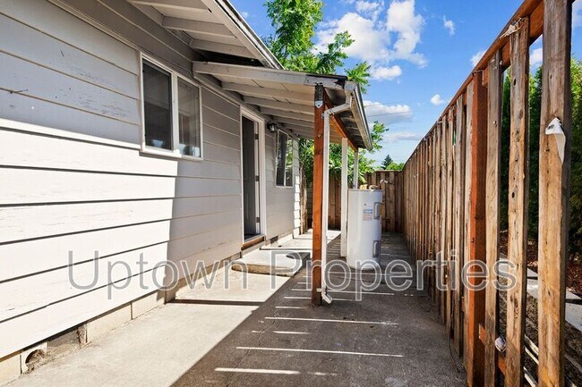 Building Photo - 467 N Adair St