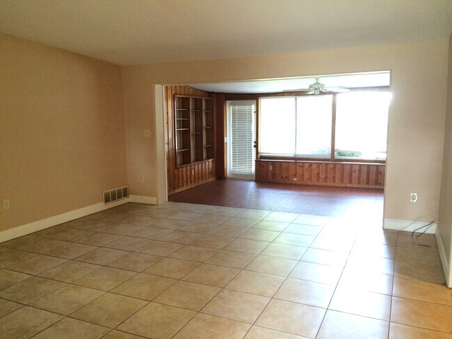 Building Photo - 6714 Nina Rosa Dr