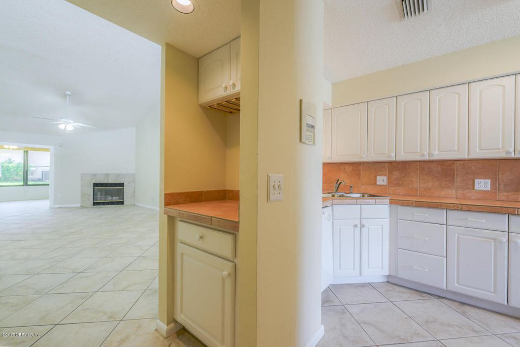 Entryway into kitchen - 172 La Pasada Cir S