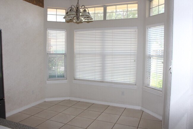 Building Photo - Great West side home located close to shop...