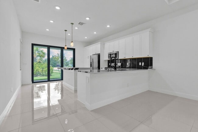 Building Photo - 5501 Santa Rosa Ln
