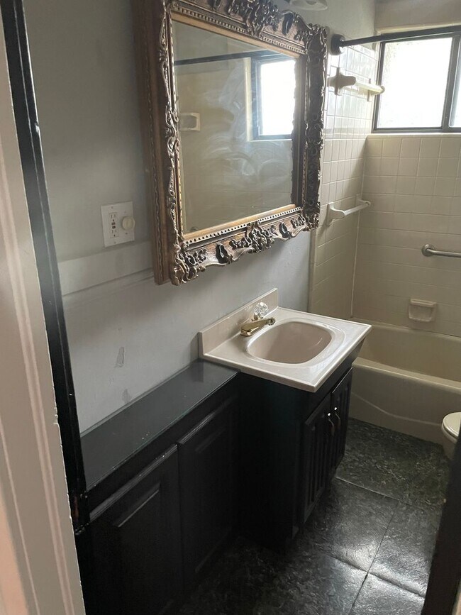 Building Photo - 311-313 N Spring St