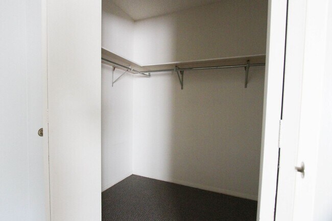Building Photo - 920 N Linden St