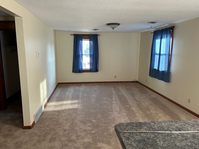 living room - 4224 S Park Ave