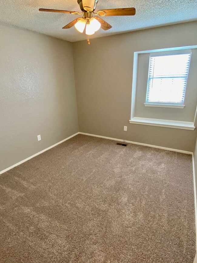 Building Photo - Cute 3 Bed In Mustang Schools