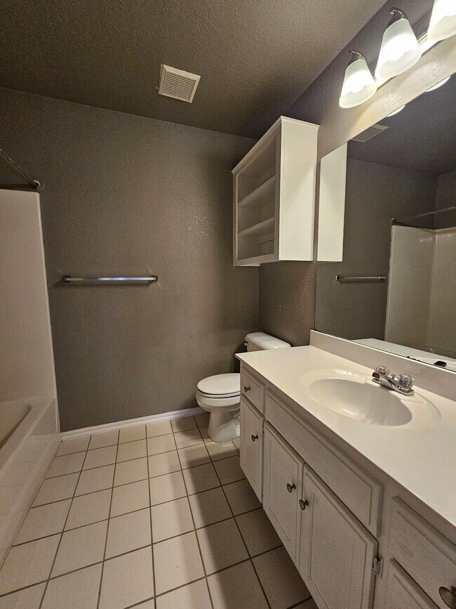 Building Photo - (4) Bed/(3) Bath in Moore with Storm Shelter! Avail NOW!!
