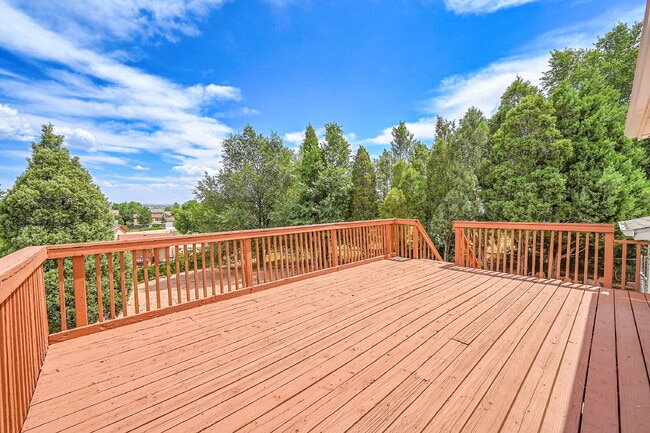 Building Photo - $1,850, 4 bed, 2 bath, located on Colorado...