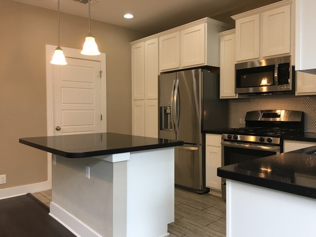 Building Photo - BEAUTIFUL TOWNHOUSE IN CRESTVIEW