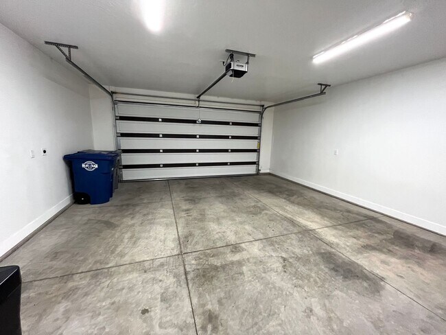 Building Photo - Townhome in Woodland Estates - Pool Access