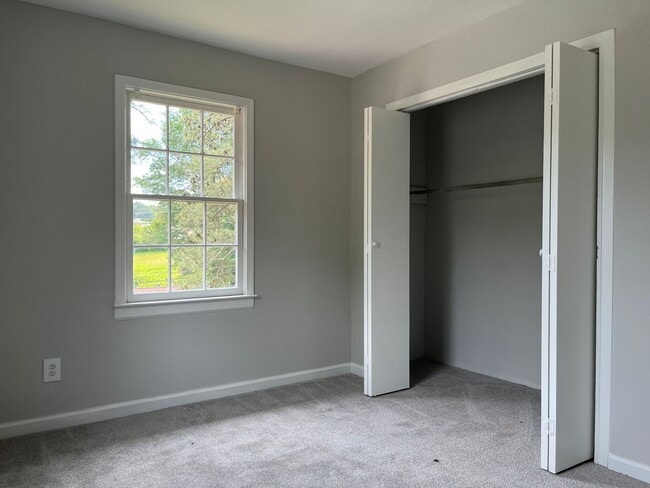 Building Photo - Updated 6bd/3ba w/ Large Backyard in Forest Park!