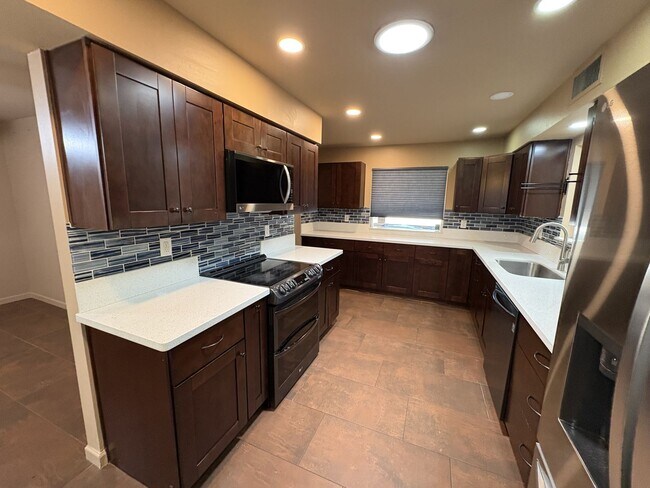 Building Photo - Highly sought community of Colonia Verde