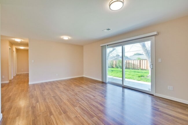 Building Photo - 1425 Sunshadow Ln