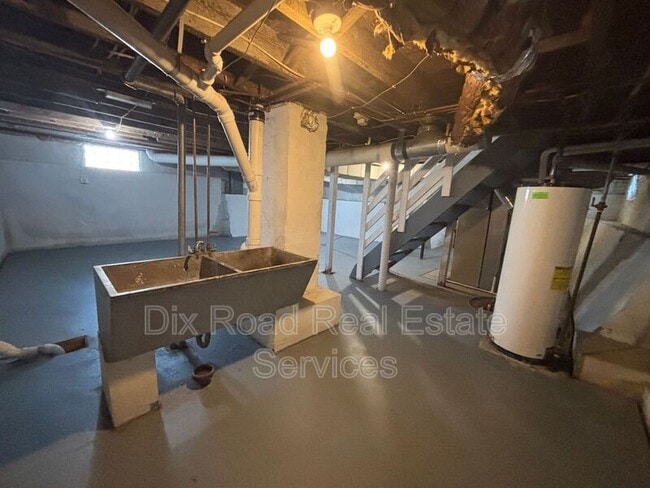 Building Photo - 304 Stanley St