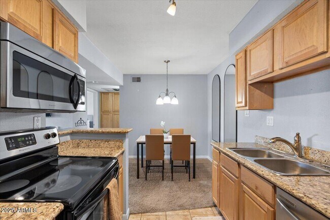 Building Photo - 5995 N 78th St